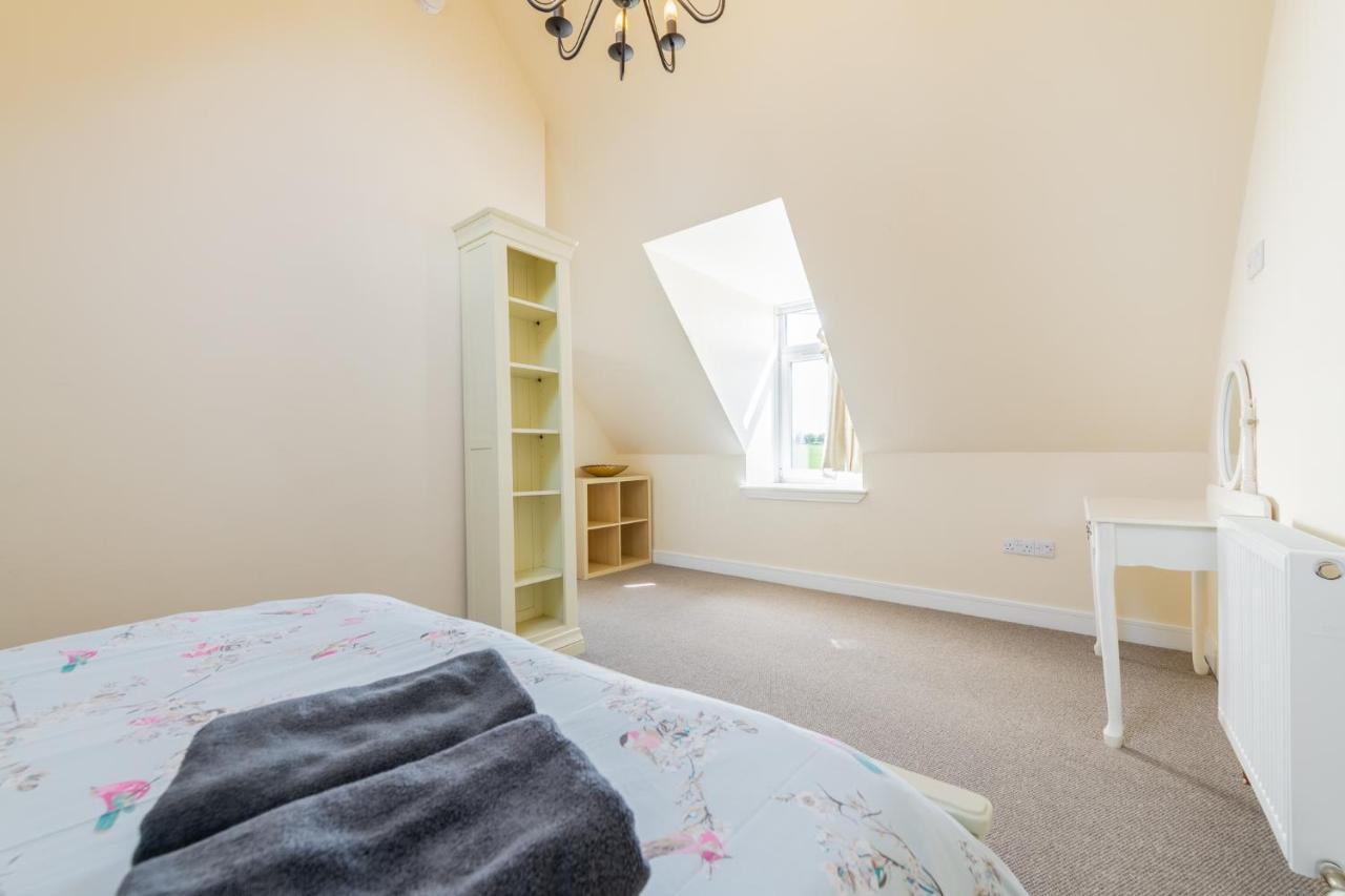 Nether Newton - Sleeps 12, Hottub, Sauna, Private Garden Newmilns エクステリア 写真