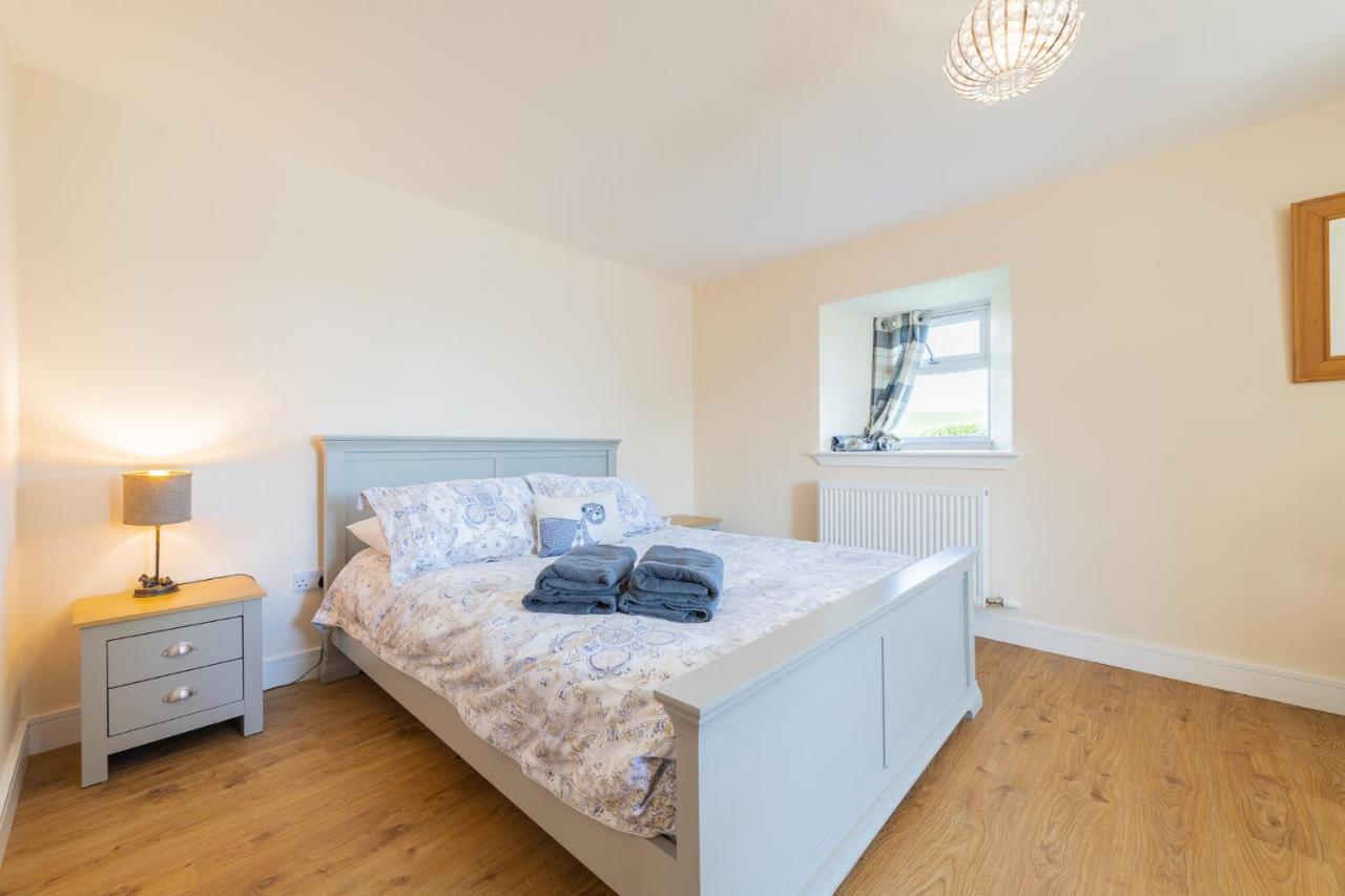 Nether Newton - Sleeps 12, Hottub, Sauna, Private Garden Newmilns エクステリア 写真