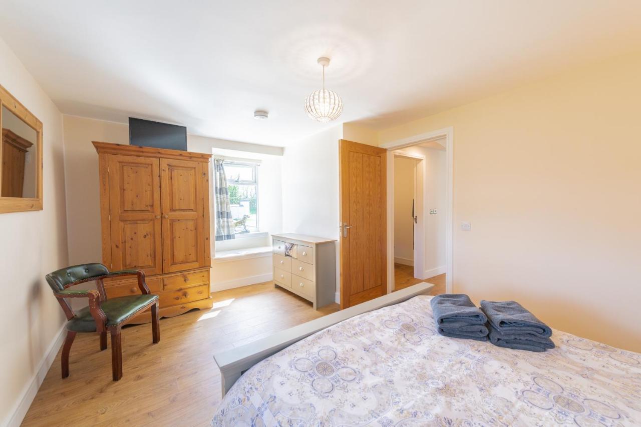 Nether Newton - Sleeps 12, Hottub, Sauna, Private Garden Newmilns エクステリア 写真