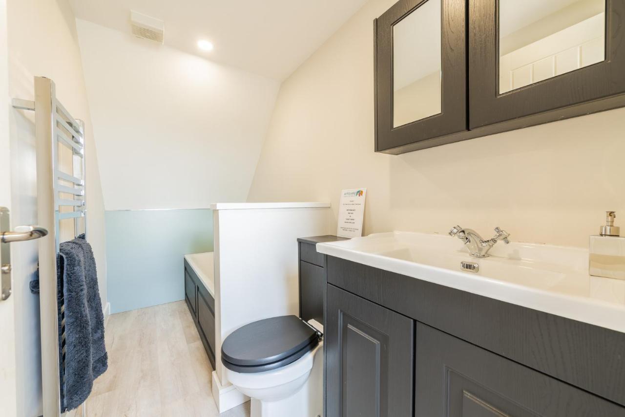 Nether Newton - Sleeps 12, Hottub, Sauna, Private Garden Newmilns エクステリア 写真