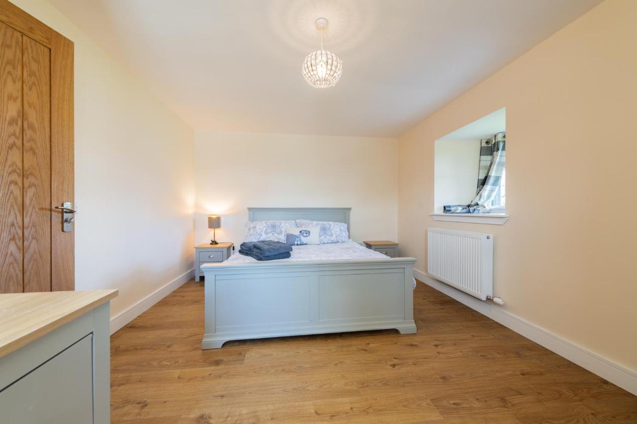 Nether Newton - Sleeps 12, Hottub, Sauna, Private Garden Newmilns エクステリア 写真